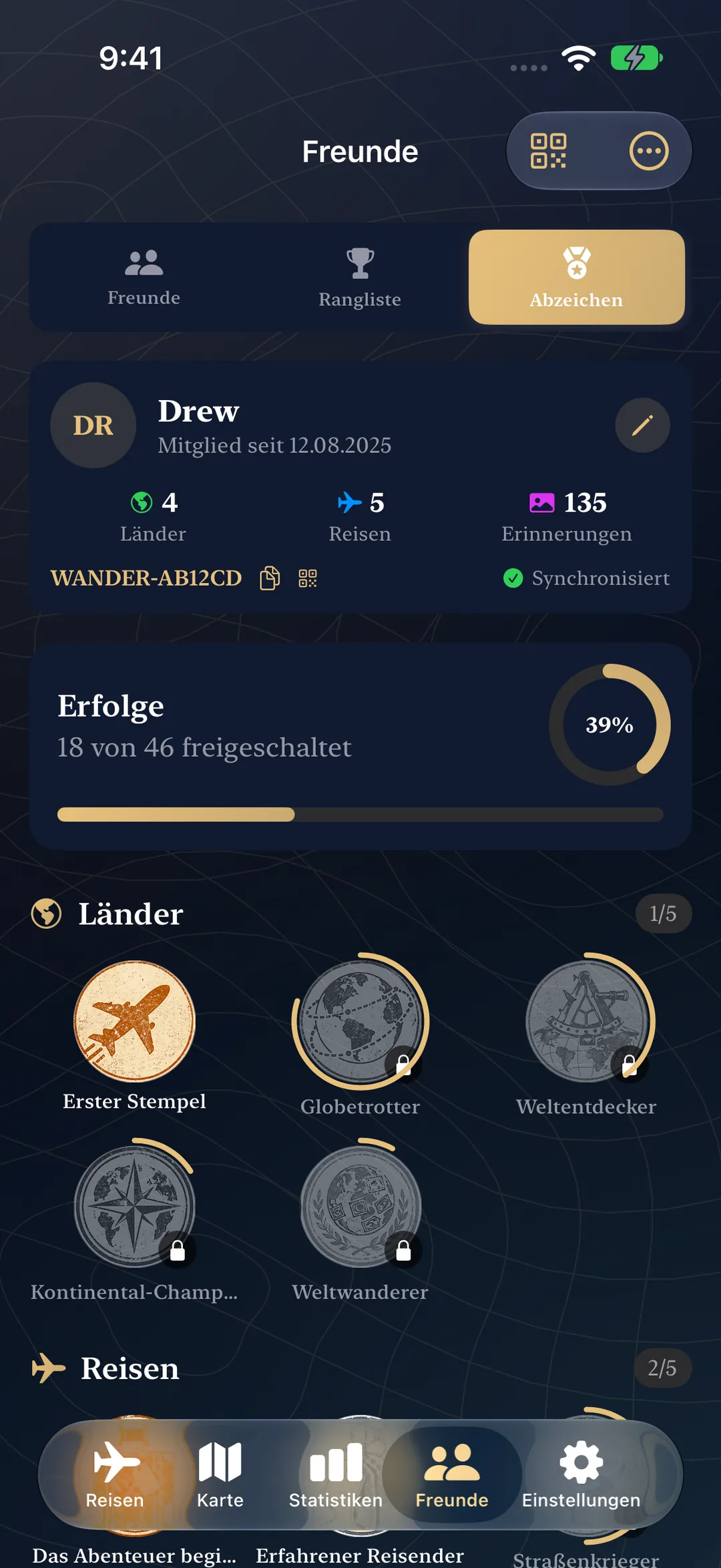 Wand mit Abzeichen für Erfolge, auf der 18 von 46 freigeschaltet sind und die den Stufenfortschritt für Länder und Reisen anzeigt